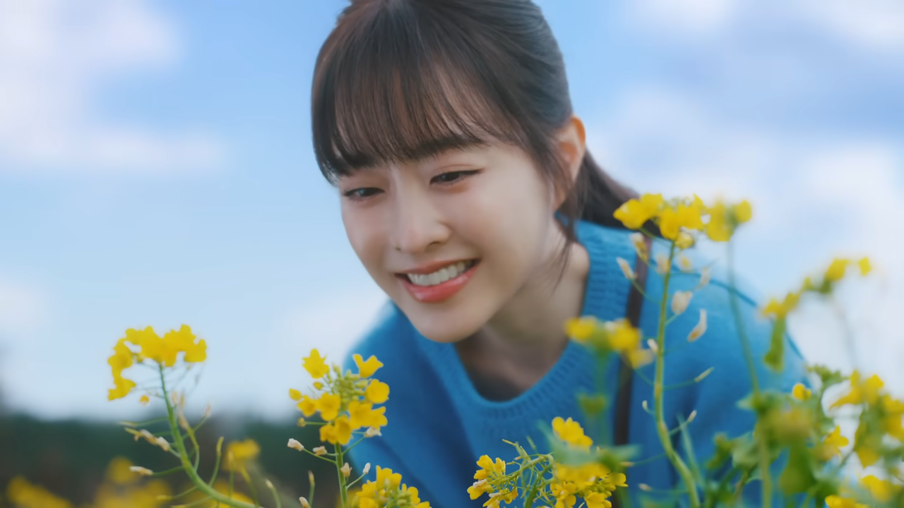 [AP신문 광고평론 No.1263]  ​​​​​​​제주도를 상기시키는 유채꽃 밭 속 박보영. 사진 제주 삼다수 유튜브 캡처ⓒAP신문(AP뉴스)