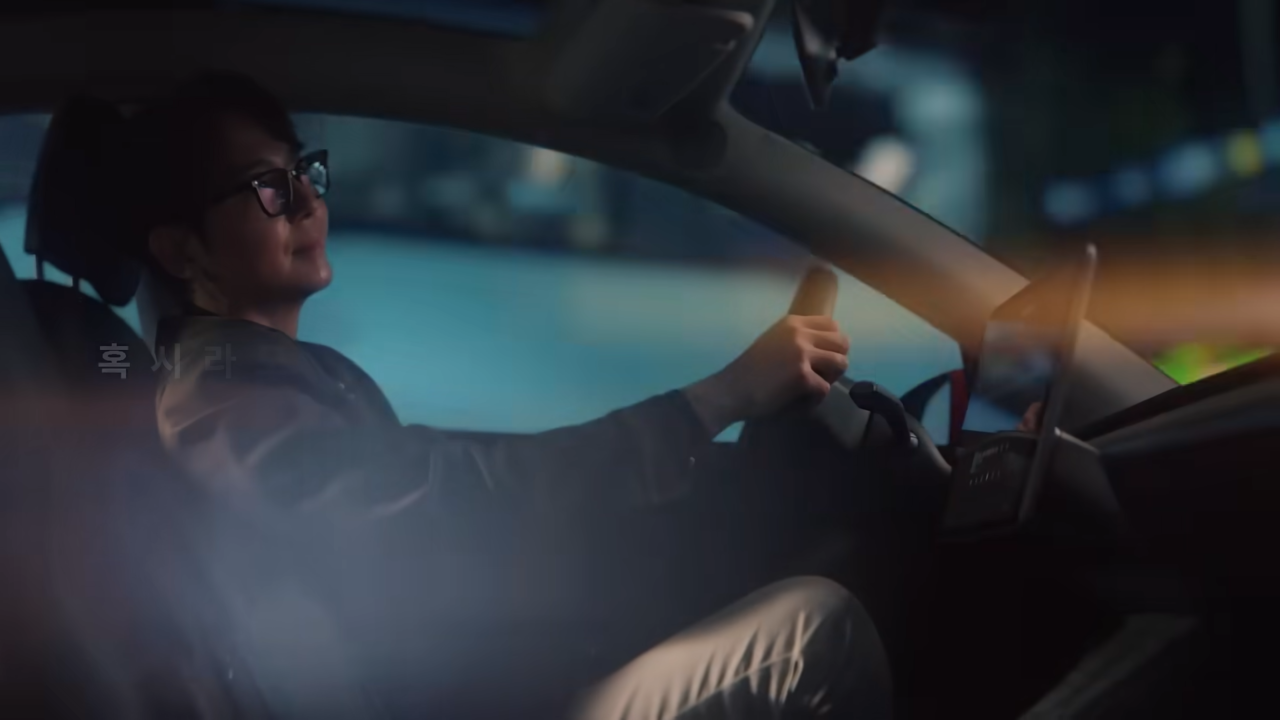 [AP신문 광고평론 No.1270]  ​​​​​​​뒷좌석에서 잠든 수험생 딸을 바라보는 아빠. 사진 넥센타이어 유튜브 캡처ⓒAP신문(AP뉴스)