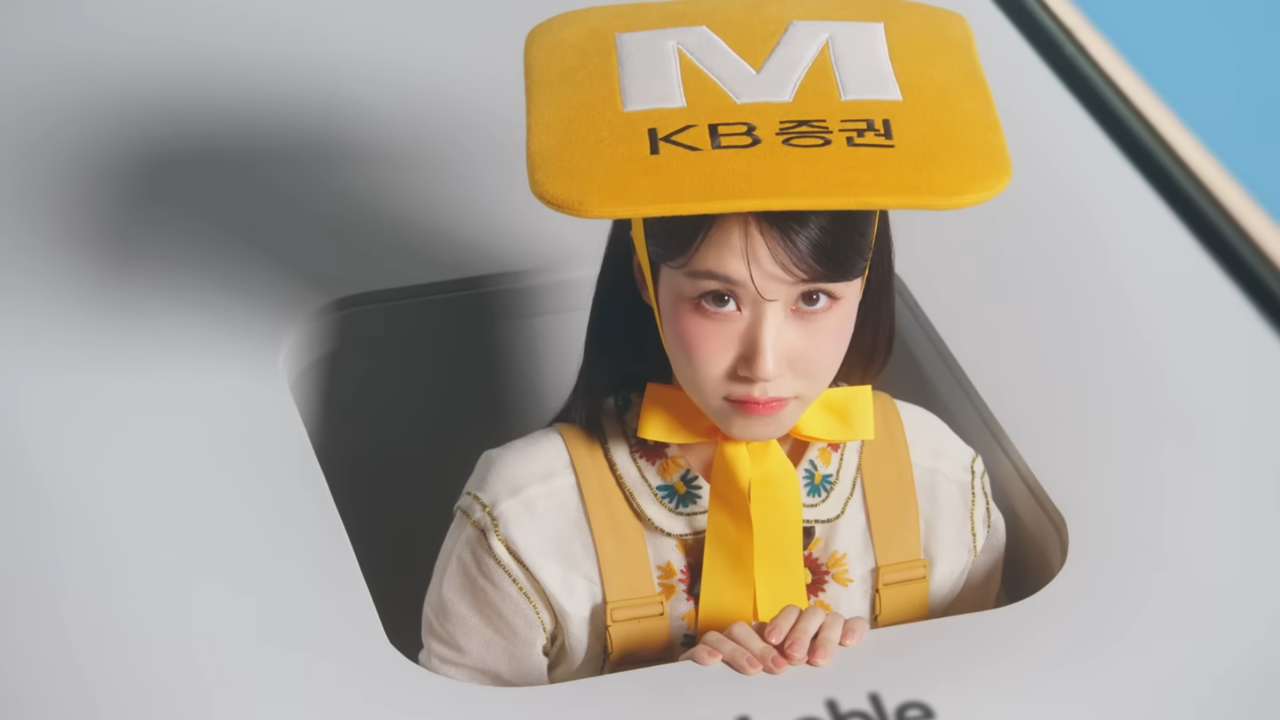 [AP신문 광고평론 No.1276]  ​​​​​​​박은빈이 KB증권 어플 'M-able'로 변신한다. 사진 KB증권 유튜브 캡처ⓒAP신문(AP뉴스)