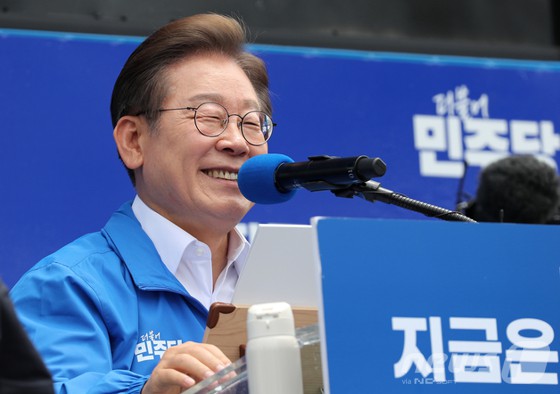 이재명 더불어민주당 대통령 후보가 5월 22일 제주동문시장 앞 탐라문화광장에서 유세를 하고 있다.