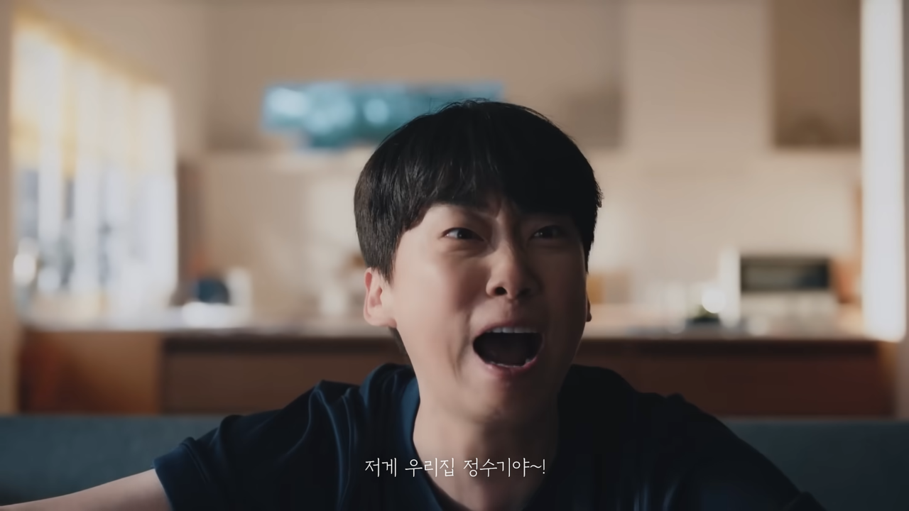 [AP신문 광고평론 No.1284]  ​​​​​​​경기에서 이기자 기뻐하는 김두현. 사진 SK매직 유튜브 캡처ⓒAP신문(AP뉴스)