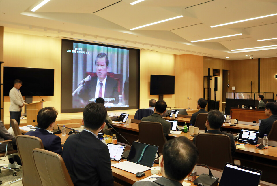 ©AP신문(AP뉴스)/이미지 제공 = SK그룹 ▲2025 SK 경영전략회의에 참여한 SK 경영진이 최종현 선대회장의 육성을 들으며 SKMS 철학과 정신을 되새기고 있다.