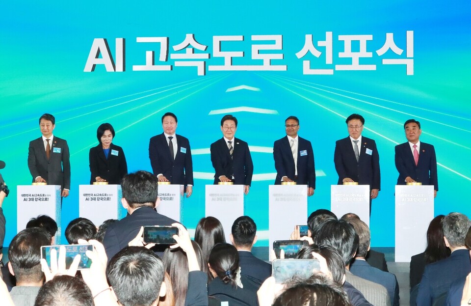 ©AP신문(AP뉴스)/이미지 제공 = 울산광역시 ▲이재명 대통령과 최태원 SK그룹 회장, 김두겸 울산시장 등이 20일 울산 전시컨벤션센터에서 열린 '울산 인공지능(AI) 데이터 센터' 출범식에 참석해 기념 세리머니를 하고 있다. (사진 오른쪽부터) 김두겸 울산광역시장, 유상임 과학기술정보통신부 장관, 아마존웹서비스(AWS) 프라사드 칼야나라만 인프라 총괄 대표, 이재명 대통령, 최태원 SK그룹 회장, 이 대통령, 최민희 국회 과학기술정보방송통신위원장, 안덕근 산업통상자원부 장관.