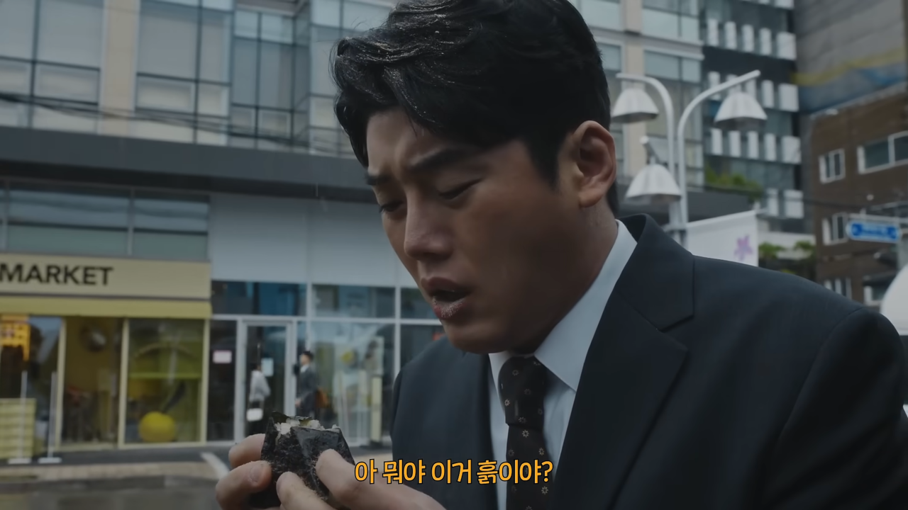 [AP신문 광고평론 No.1294]  ​​​​​​​삼각김밥 먹고 흙을 토하는 '흙수저' 권혁수. 사진 오케이저축은행 유튜브 캡처ⓒAP신문(AP뉴스)