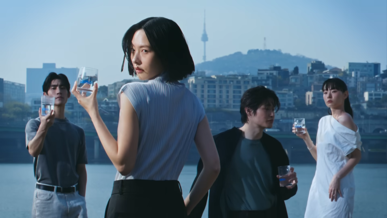 [AP신문 광고평론 No.1295]  ​​​​​​​아리수를 받은 컵을 손에 쥐고 있는 모델들. 사진 아리수TV 유튜브 캡처ⓒAP신문(AP뉴스)