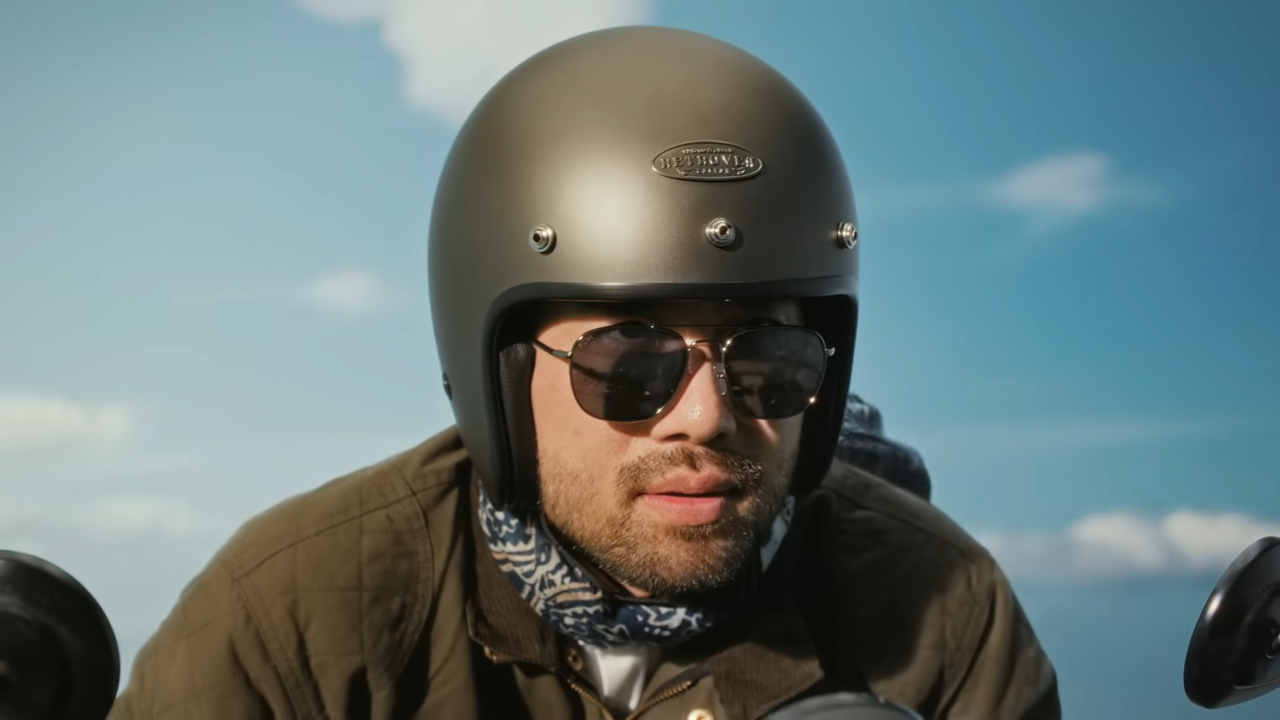 [AP신문 광고평론 No.1296] 모터사이클을 타고 있는 남성. 사진 세방그룹 유튜브 캡처ⓒAP신문(AP뉴스)