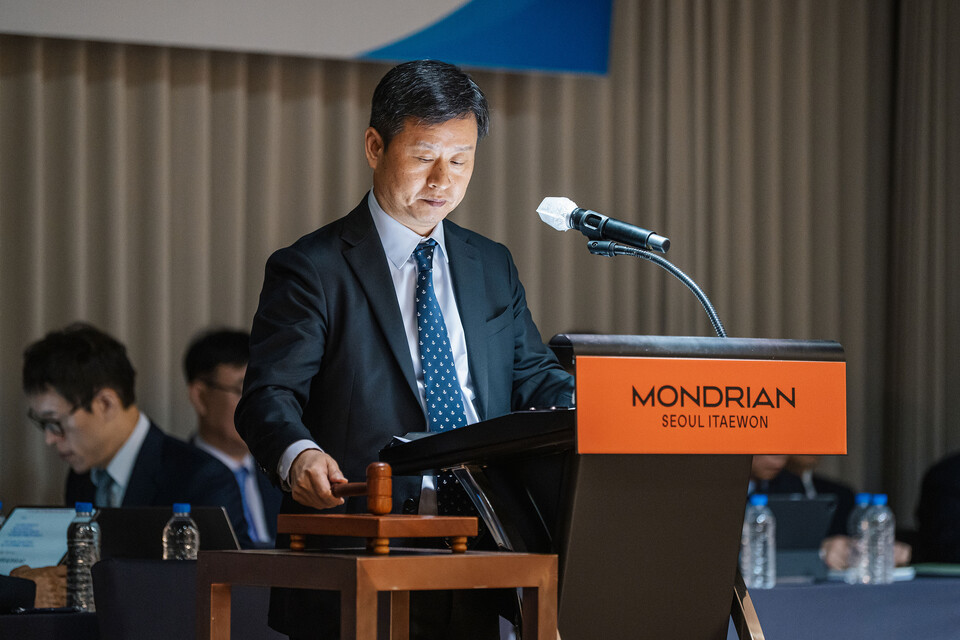 ©AP신문(AP뉴스)/이미지 제공 = 고려아연 ▲박기덕 고려아연 대표이사 사장이 지난 3월 28일 서울 용산구 몬드리안 호텔에서 열린 정기 주주총회에서 의사봉을 두드리고 있다.