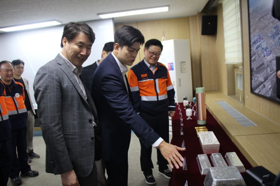 ©AP신문(AP뉴스)/이미지 제공 = 고려아연 ▲김용태 국민의힘 비상대책위원장이 지난 24일 울산 고려아연 온산제련소를 찾아 현장을 점검하고 관계자들의 의견을 수렴했다.