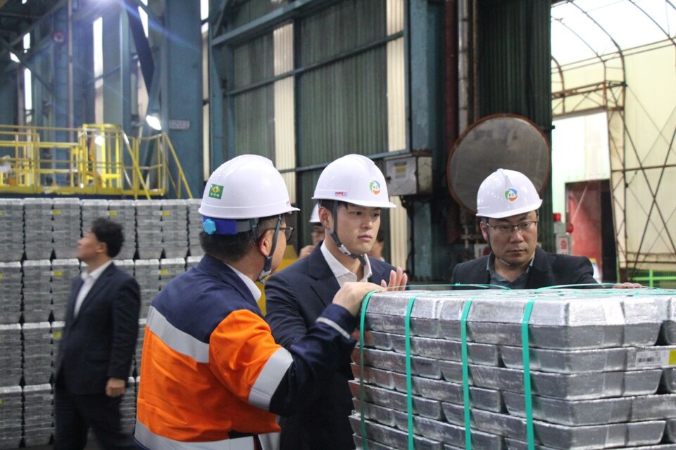©AP신문(AP뉴스)/이미지 제공 = 고려아연 ▲김용태 국민의힘 비상대책위원장이 지난 24일 울산 고려아연 온산제련소를 찾아 현장을 점검하고 관계자들의 의견을 수렴했다.