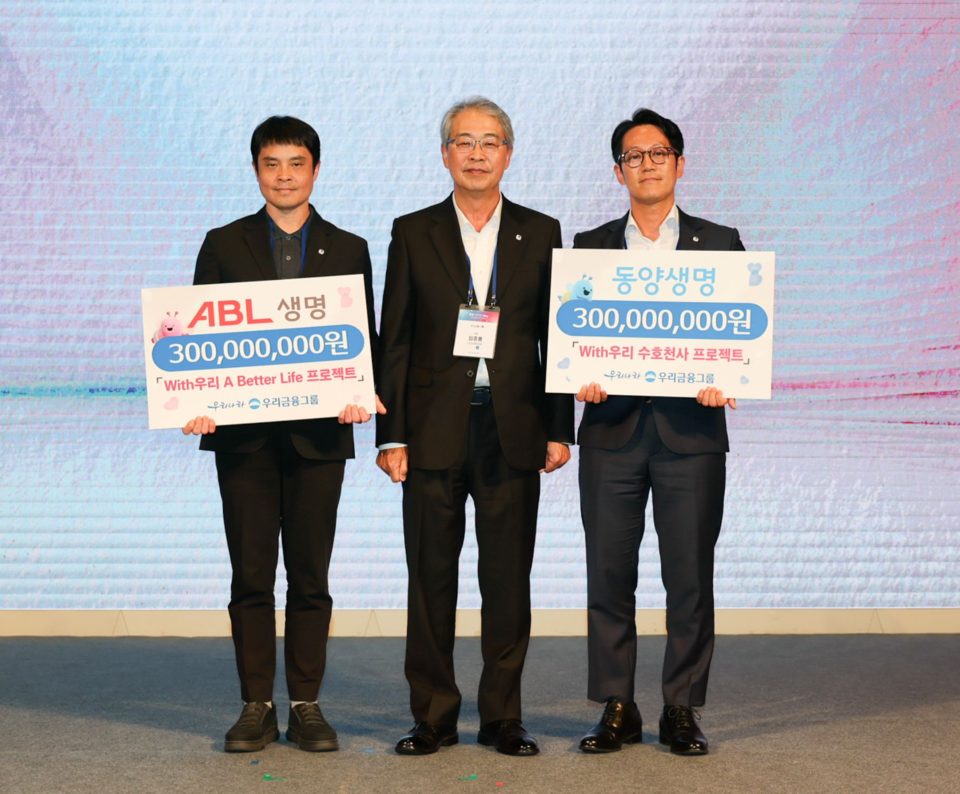 ©AP신문(AP뉴스)/이미지 제공 = 우리금융지주 ▲지난 11일 서울 용산 드래곤시티에서 열린 '우리 WON Day' 행사에 참석한 임종룡 우리금융회장(가운데)이 동양·ABL생명 사회공헌 담당자에게 그룹 특화공익사업 확대를 위한 공익사업비 전달 후 기념촬영을 하고 있다.