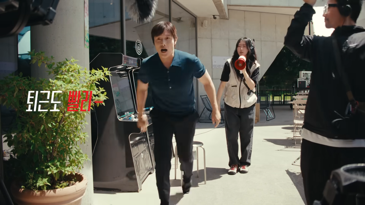 [AP신문 광고평론 No.1305]  ​​​​​​​촬영을 끝낸 후 빨리 퇴근하는 이병헌. 사진 롯데리아 유튜브 캡처ⓒAP신문(AP뉴스)