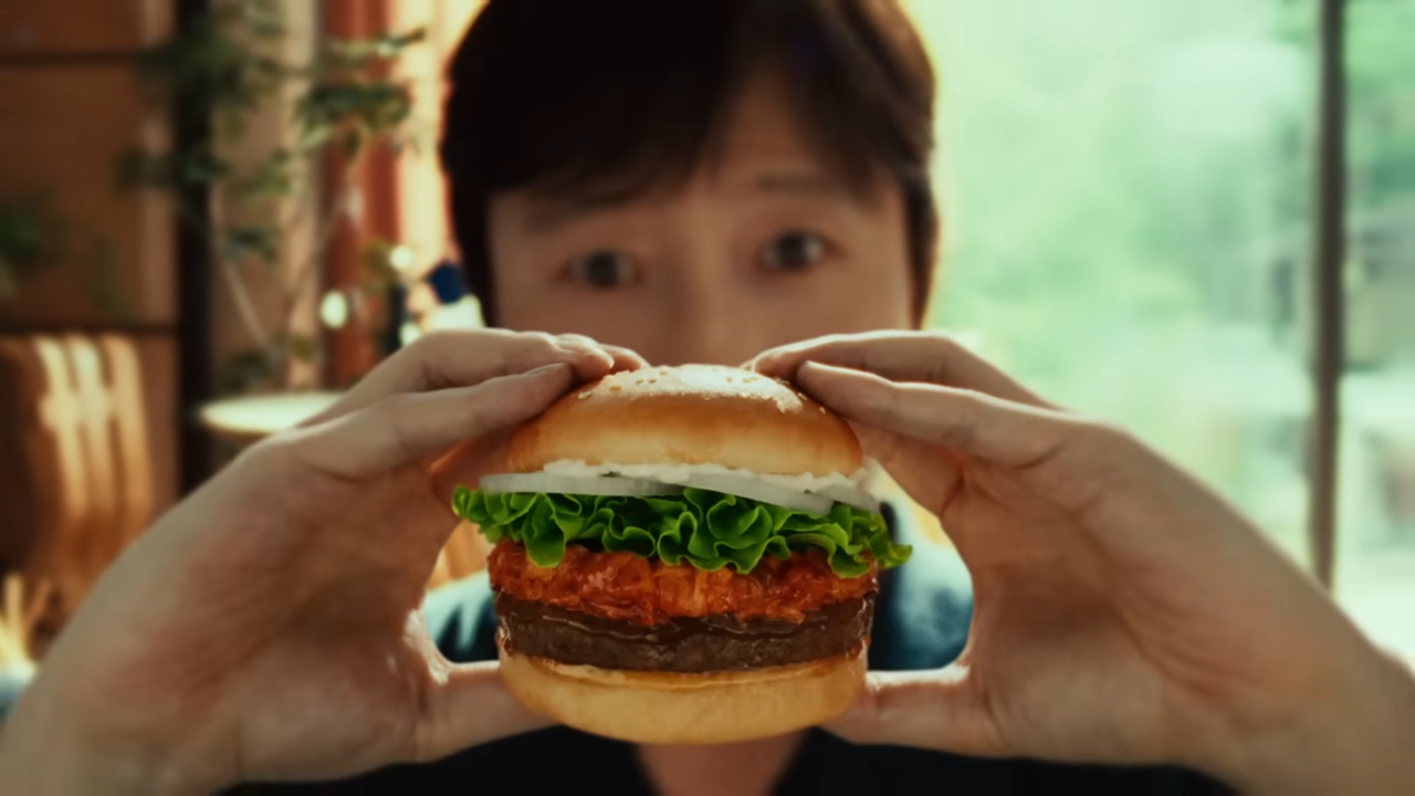 [AP신문 광고평론 No.1305]  ​​​​​​​롯데리아 새우 버거, 불고기 버거 등 제품을 보여준다. 사진 롯데리아 유튜브 캡처ⓒAP신문(AP뉴스)