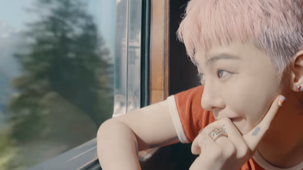 [AP신문 광고평론 No.1306]  ​​​​​​​기차 창밖을 보고 있는 지디. 사진 여기어때 유튜브 캡처ⓒAP신문(AP뉴스)