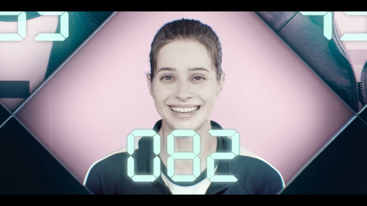 [AP신문 광고평론 No.1308] ​​​​​​​주인공의 참가번호는 '082'로, 한국의 국가코드와 같다. 사진 한국관광공사 유튜브 캡처ⓒAP신문(AP뉴스)