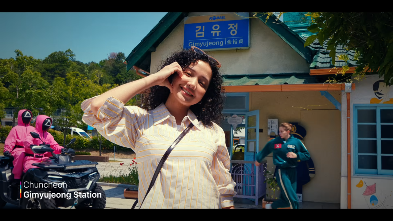 [AP신문 광고평론 No.1308] ​​​​​​​사진 찍고 있는 관광객 뒤로 핑크 병정이 주인공을 쫓고 있다. 사진 한국관광공사 유튜브 캡처ⓒAP신문(AP뉴스)