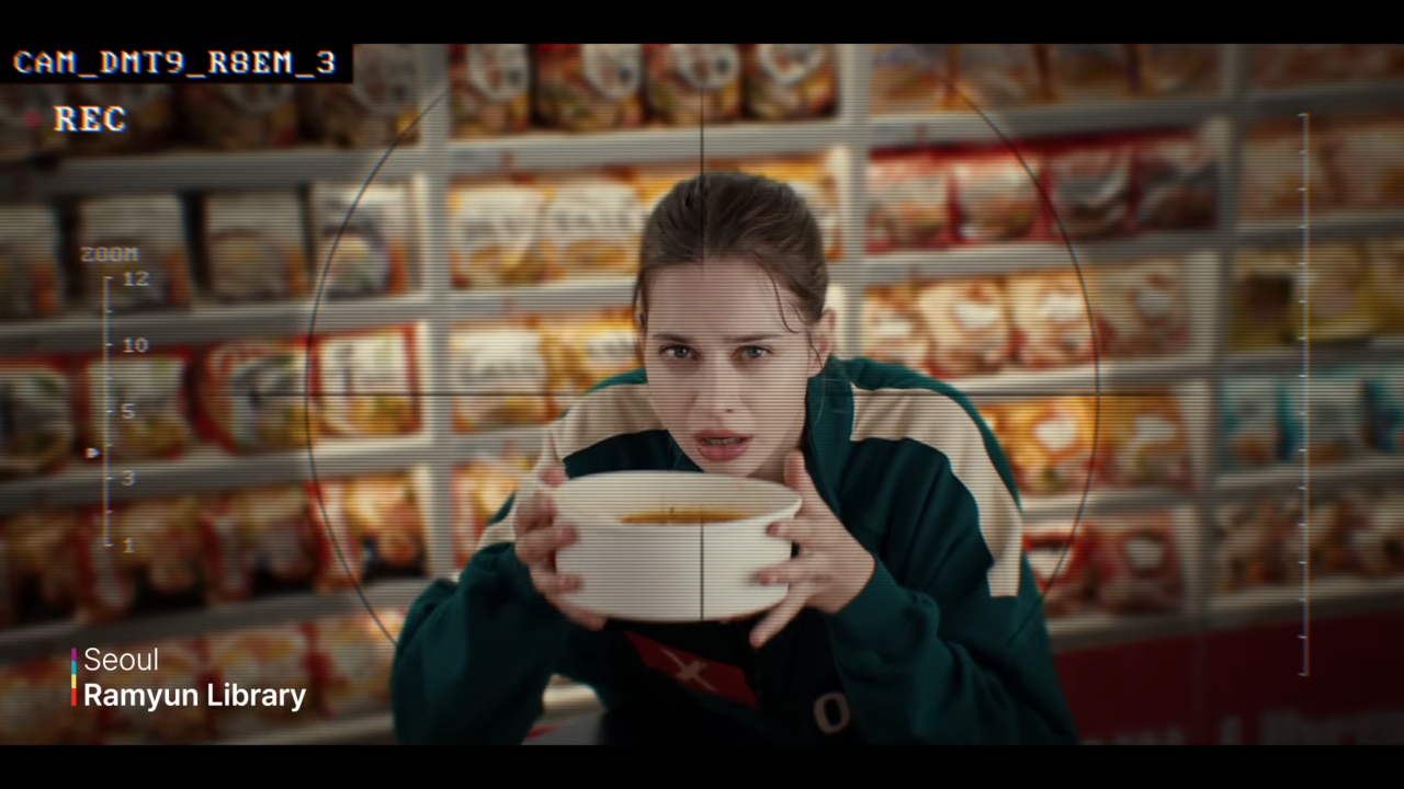 [AP신문 광고평론 No.1308] ​​​​​​​라면을 먹다가 들킨 주인공. 사진 한국관광공사 유튜브 캡처ⓒAP신문(AP뉴스)