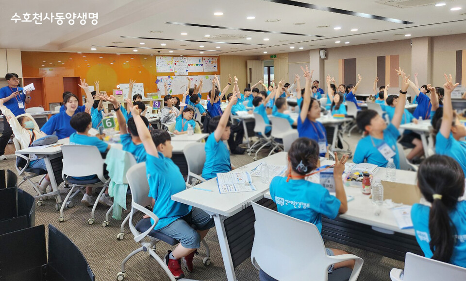 ©AP신문(AP뉴스)/이미지 제공 = 동양생명 ▲동양생명은 미래세대가 올바른 경제관과 지속가능한 환경 의식을 함양할 수 있도록 지난 12~13일과 19~20일 총 2차례에 걸쳐 경기도 고양시 동양생명 인재개발원에서 ‘2025 어린이 경제·환경 캠프’를 개최했다.