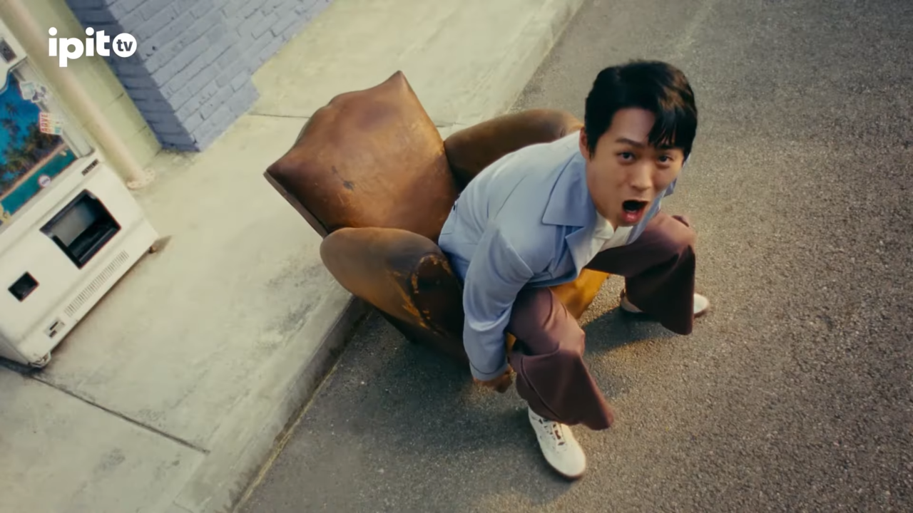 [AP신문 광고평론 No.1315]  ​​​​​​​최대훈의 코믹한 연기가 주를 이룬다. 사진 KT스카이라이프 유튜브 캡처ⓒAP신문(AP뉴스)