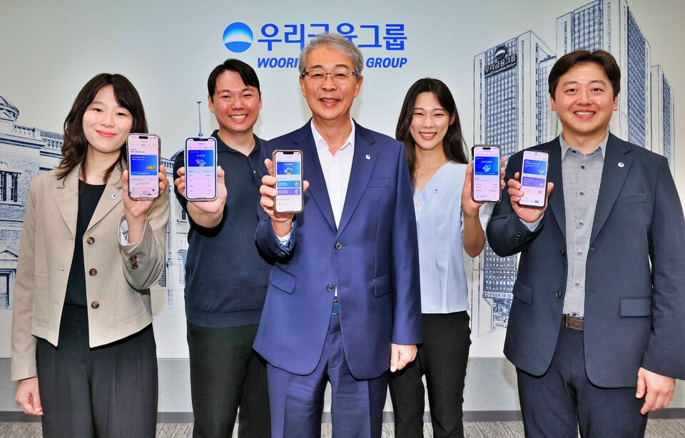 ©AP신문(AP뉴스)/이미지 제공 = 우리금융지주 ▲우리금융그룹 임종룡 회장(가운데)이 지난 6일 유니버설뱅킹 신규 가입자 100만명 돌파를 기념해 직원들과 사진을 촬영하고 있다.