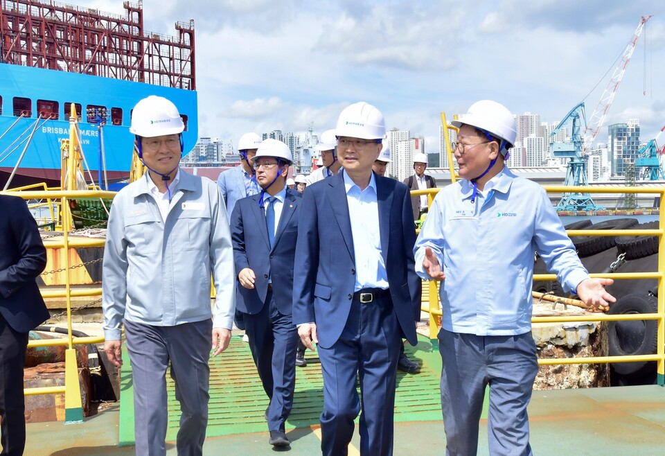 ©AP신문(AP뉴스)/이미지 제공 = HD현대 ▲13일 HD현대중공업 울산조선소를 방문한 조현 외교부 장관(가운데)이 HD현대 조석 부회장(오른쪽)과 이상균 사장(왼쪽)의 안내를 받아가며 차세대 이지스 구축함 건조 현장을 둘러보고 있다.
