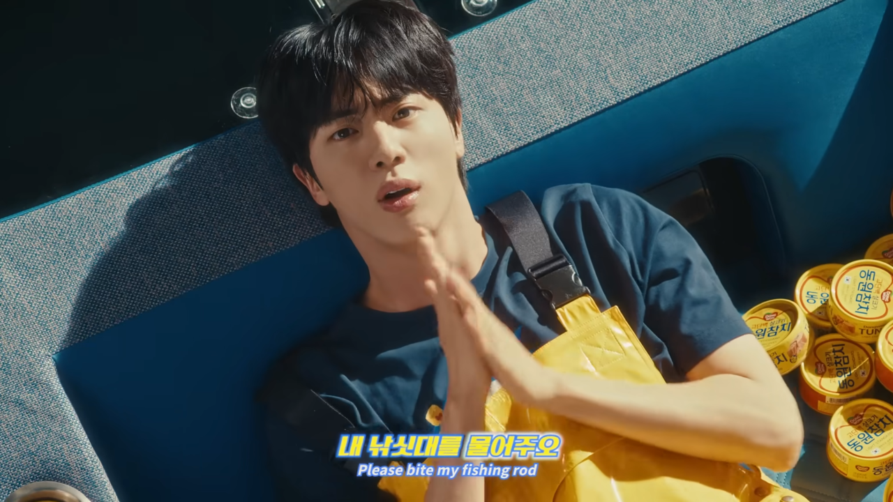 [AP신문 광고평론 No.1328]  ​​​​​​​진이 '슈퍼 참치' 노래에 맞춰 연기를 선보인다. 사진 동원F&B 유튜브 캡처ⓒAP신문(AP뉴스)