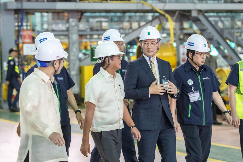 ©AP신문(AP뉴스)/이미지 제공 = 필리핀 대통령실 ▲페르디난드 마르코스 주니어 필리핀 대통령과 김성준 HD한국조선해양 대표가 HD현대필리핀조선소를 둘러보며 환담을 나누고 있다. (왼쪽 두 번째 페르디난드 마르코스 주니어 대통령, 세 번째 김성준 대표)