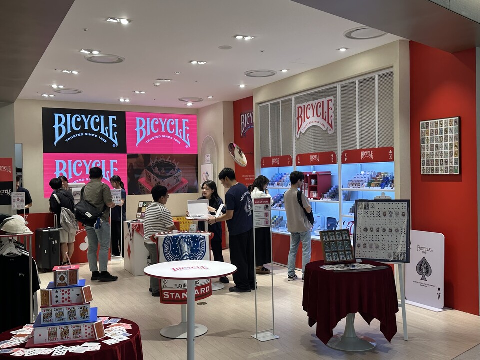 ⓒAP신문(AP뉴스)/ 이미지 제공 = 넥슨 ▲지난 28일부터 1일까지 여의도 더현대에서 진행된 ‘바이시클’ 팝업스토어에서 현장 방문객들이 ‘블루 아카이브’ 컬래버 카드를 활용한 카드 마술, 카드 놀이 등 다양한 프로그램을 체험하고 있다.