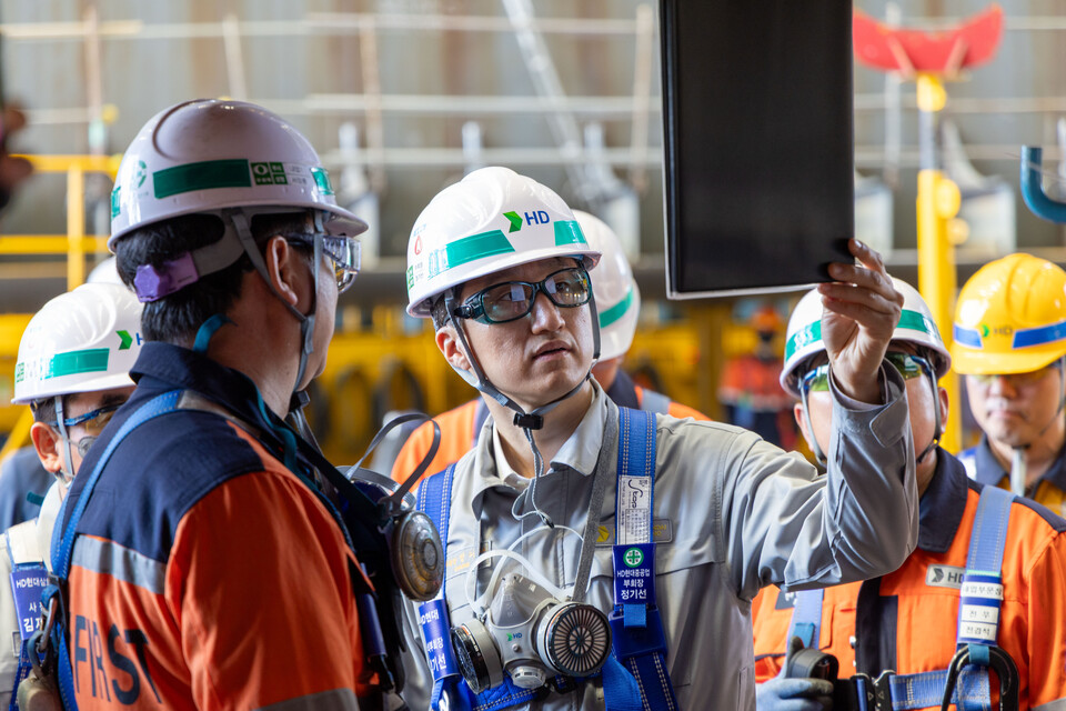 ©AP신문(AP뉴스)/이미지 제공 = HD현대 ▲HD현대 정기선 수석부회장이 4일 전남 영암군에 위치한 HD현대삼호 조선소를 찾아 주요 생산 설비와 고위험 작업 현장을 점검했다.