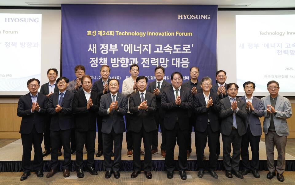 ©AP신문(AP뉴스)/이미지 제공 = 효성그룹 ▲효성중공업 기술 혁신 포럼에 전력업계 전문가들이 참석해 기념촬영을 하고 있다. (앞줄 좌측부터) 효성중공업 권기영 전무, 산업통상자원 R&D 전략기획단 이원용 MD, 효성중공업 요코타 타케시 전력PU장, 한국경제인연합회 한국경제연구원 정철 원장, 효성중공업 우태희 대표, 한국에너지기술평가원 이승재 원장, 전기연구원 김석주 부원장, 한국전력 전력연구원 심은보 원장, 한국스마트그리드협회 장재원 부회장, 건국대학교 박종배 교수.