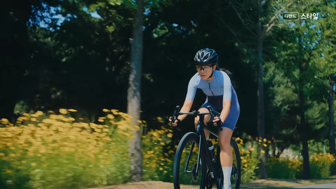 [AP신문 광고평론 No.1340]  ​​​​​​​야외에서 자전거를 타는 모습. 사진 유한킴벌리 유튜브 캡처ⓒAP신문(AP뉴스)