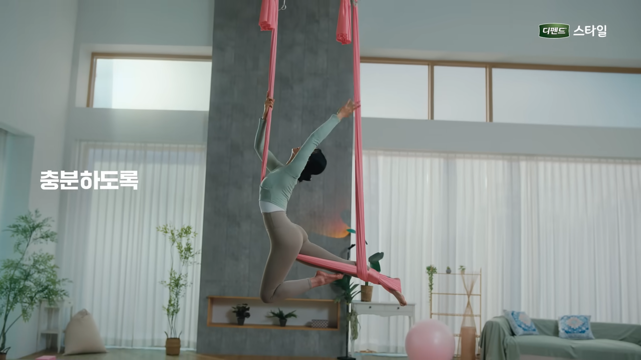 [AP신문 광고평론 No.1340]  ​​​​​​​플라잉 요가를 하는 모습. 사진 유한킴벌리 유튜브 캡처ⓒAP신문(AP뉴스)