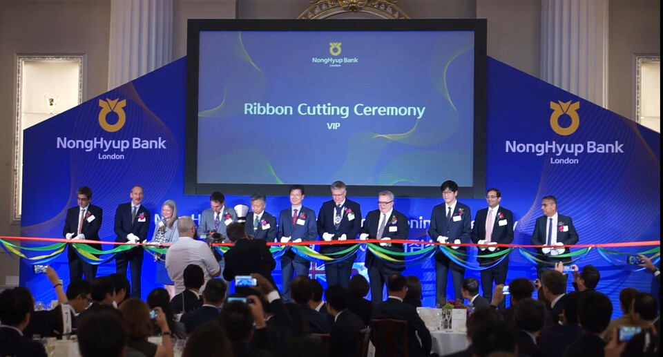 ©AP신문(AP뉴스)/이미지 제공 = NH농협은행 ▲5일 농협은행 런던지점 개점식에서 내빈들이 테이프 커팅식을 하고 있다. (왼쪽에서 5번째부터 한승호 주영대한민국대사대리, 강태영 농협은행장, Alastair King 런던금융특구시장, Tom Watson 영국상원의원)