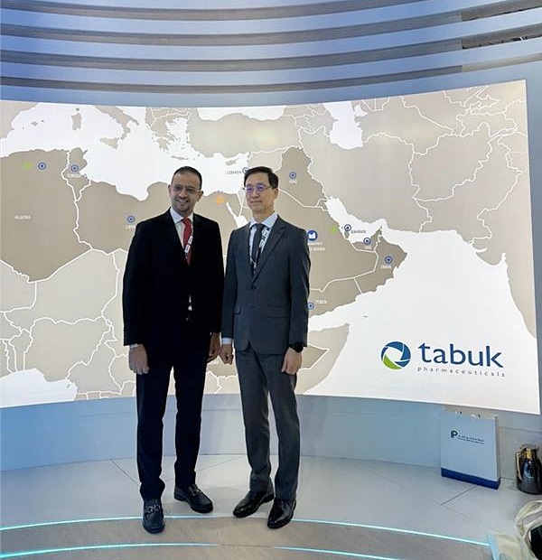 ©AP신문(AP뉴스)/이미지 제공 = 한미약품 ▲한미약품 박재현 대표이사(오른쪽)와 타북 이스마일 쉐하다 CEO가 사우디아라비아 리야드에서 열린 'CPHI Middle East 2024'에서 만나 롤론티스 등 다양한 한미약품의 혁신 제품들의 중동 진출을 위해 머리를 맞댔다