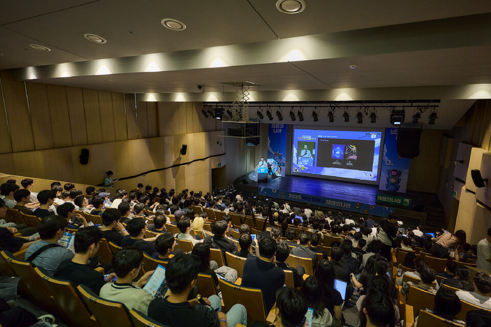 ©AP신문(AP뉴스)/이미지 제공 = 넥슨 ▲넥슨컴퍼니는 지난 9월 6일과 7일 양일간 판교 넥슨 사옥에서 2025년 채용형 인턴십 ‘넥토리얼’ 채용설명회 ‘채용의나라’를 개최했다. 사진은 커리어 세션 현장.