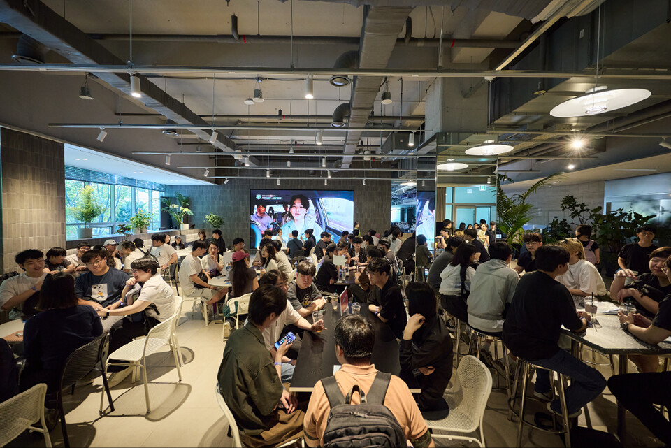 ©AP신문(AP뉴스)/이미지 제공 = 넥슨 ▲넥슨컴퍼니는 지난 9월 6일과 7일 양일간 판교 넥슨 사옥에서 2025년 채용형 인턴십 ‘넥토리얼’ 채용설명회 ‘채용의나라’를 개최했다. 사진은 취업스터디존 현장.