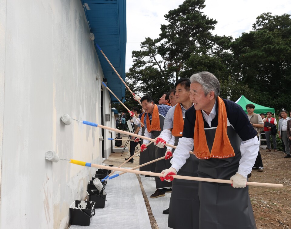 ©AP신문(AP뉴스)/이미지 제공 = 농협중앙회 ▲강호동 농협중앙회장(오른쪽)이 경기 평택시 포승읍에서 열린 ‘사랑의 집고치기 봉사활동’에 참여해 주택 담장을 페인트칠하고 있다.