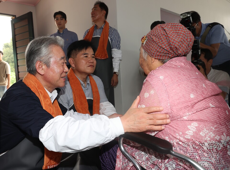 ©AP신문(AP뉴스)/이미지 제공 = 농협중앙회 ▲강호동 농협중앙회장(왼쪽)이 ‘사랑의 집고치기 봉사활동’ 현장에서 어르신을 위로하고 있다.