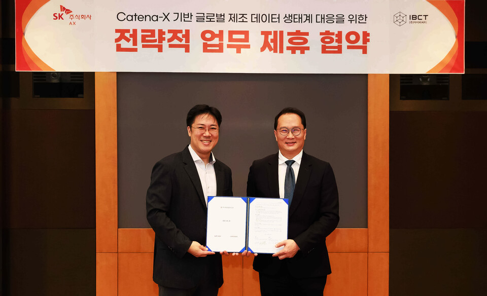 ©AP신문(AP뉴스)/이미지 제공 = SK AX ▲SK AX 장혁수 ESG·SHE본부장(왼쪽)과 IBCT 이정륜 대표가 경기도 성남시 분당구 SK AX 본사에서 열린 업무협약식에 참석해 기념촬영을 하고 있다.