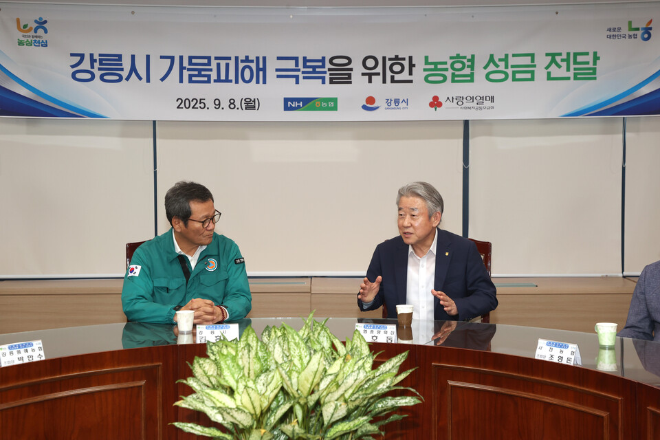 ©AP신문(AP뉴스)/이미지 제공 = 농협중앙회 ▲농협중앙회 강호동 회장(오른쪽)과 김홍규 강릉시장(왼쪽)이 가뭄 극복 지원 방안을 논의하고 있다.