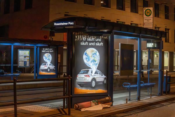 이미지 제공 = Falk Heller, attac, 애태크 회원이 트램 정류장에서 게릴라 방식으로 포스터를 부착했다