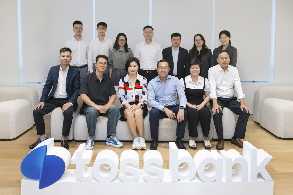 ©AP신문(AP뉴스)/이미지 제공 = 토스뱅크 ▲지난 10일 서울 강남구 토스뱅크 사옥에서 토스뱅크와 베트남 최고인민검찰원(Supreme People’s Procuracy) 관계자들이 기념촬영을 하고 있다. 앞줄 왼쪽 두 번째부터 이정하 토스뱅크 최고정보보호책임자(CISO), 이은미 토스뱅크 대표이사 행장, 황 민 띠엔 베트남 최고인민검찰원 디지털전환국장.