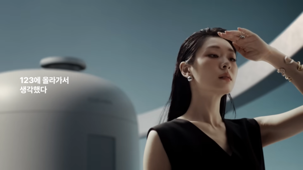 [AP신문 광고평론 No.1344]  ​​​​​​​세련된 의상, 색감 등을 사용한다. 사진 쿠첸 유튜브 캡처ⓒAP신문(AP뉴스)