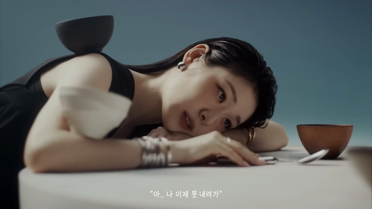 [AP신문 광고평론 No.1344]  ​​​​​​​잡곡밥을 먹은 후 '123'에서 내려갈 수 없다고 말하는 김연아. 사진 쿠첸 유튜브 캡처ⓒAP신문(AP뉴스)