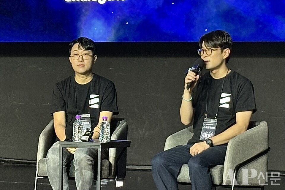 ⓒAP신문(AP뉴스)/ 박수연 기자 = ▲서울 마포구 WDG스튜디오 홍대에서 열린 ‘카오스 제로 나이트 메어’ 미디회 간담회에서 (왼쪽)김형석 PD와 김주형 스마일게이트 사업실장이 질의응답하고 있다.