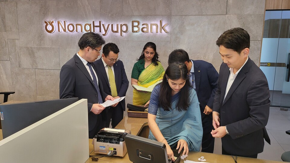 ©AP신문(AP뉴스)/이미지 제공 = NH농협은행 ▲지난 15일 이청훈 NH농협은행 글로벌사업부문 부행장이 인도 노이다지점을 방문해 시재를 직접 검사하고 있다.