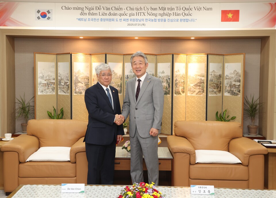 ©AP신문(AP뉴스)/이미지 제공 = 농협중앙회 ▲농협중앙회 강호동 회장은 지난 7월 31일 서울시 중구 농협중앙회 본관에서 베트남 도 반 찌엔 조국전선중앙위원회 위원장을 접견하고 양국 농업분야 상호발전 방향에 대해 논의했다.