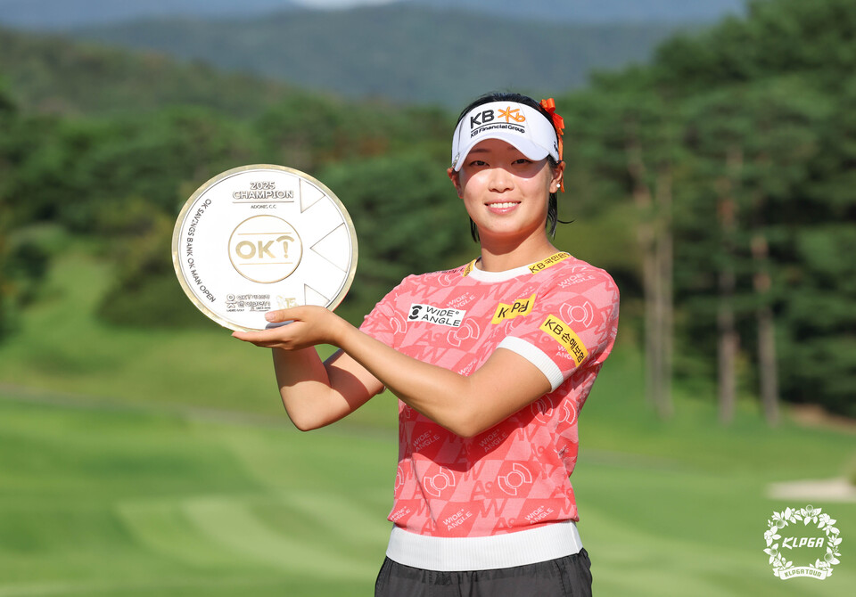 ©AP신문(AP뉴스)/이미지 제공 = 위메이드 ▲방신실은 지난 14일 경기도 포천 아도니스 컨트리클럽(파72)에서 열린 OK저축은행 읏맨오픈 최종 라운드에서 최종 합계 15언더파 201타로 우승을 차지했다.