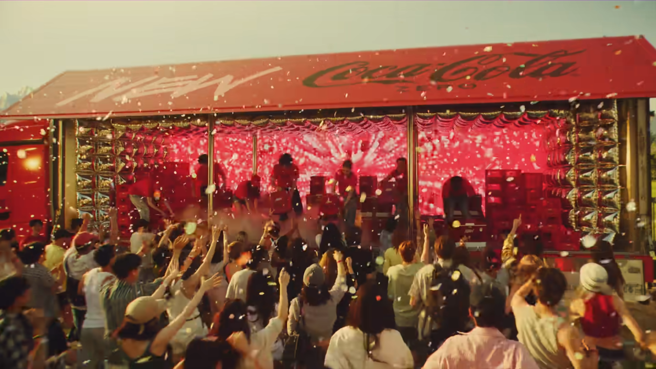 [AP신문 광고평론 No.1346]  ​​​​​​​코카콜라 트럭에 열광하는 사람들의 모습. 사진 코카콜라 유튜브 캡처ⓒAP신문(AP뉴스)