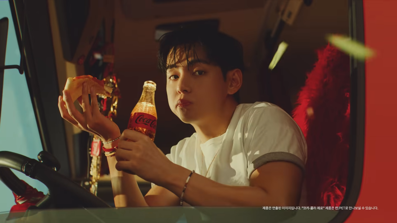 [AP신문 광고평론 No.1346]  ​​​​​​​피자와 함께 코카콜라를 마시고 있는 뷔. 사진 코카콜라 유튜브 캡처ⓒAP신문(AP뉴스)