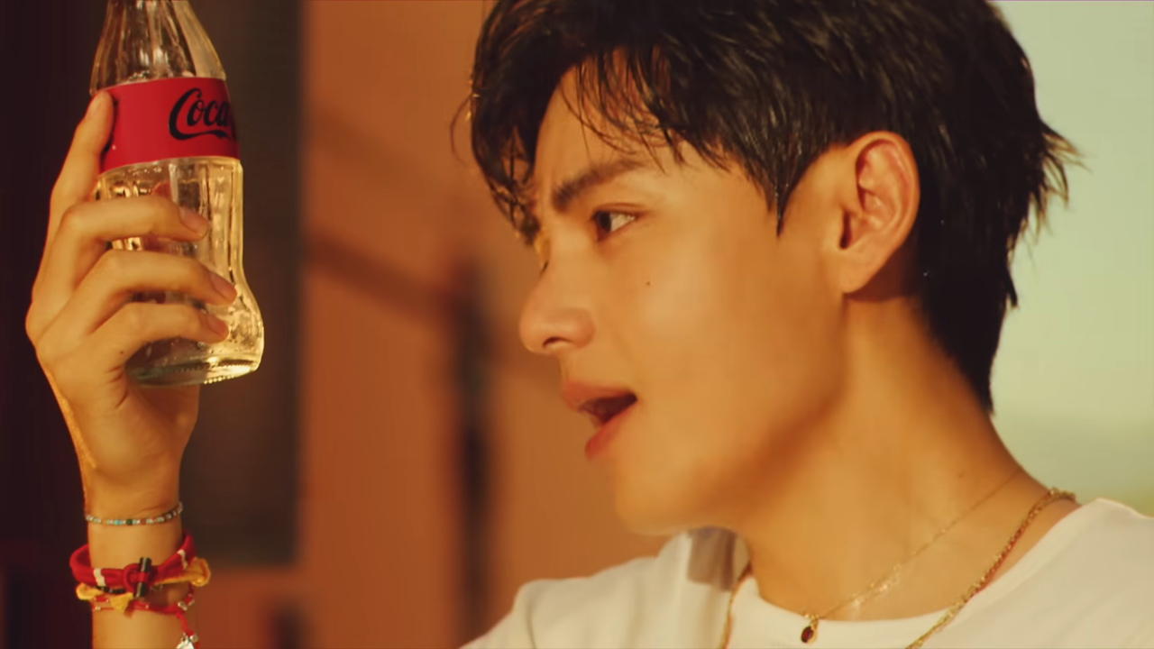 [AP신문 광고평론 No.1346]  코카콜라가 BTS 뷔와 함께한 캠페인을 공개했다. 사진 코카콜라 유튜브 캡처ⓒAP신문(AP뉴스)